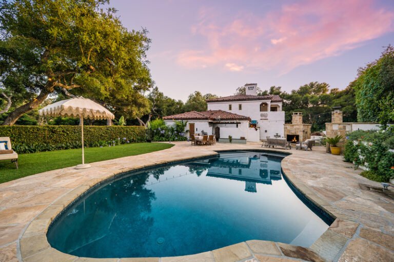 Propiedad residencial con piscina exterior, camastros y espacio de descanso para disfrutar el clima de Puebla.