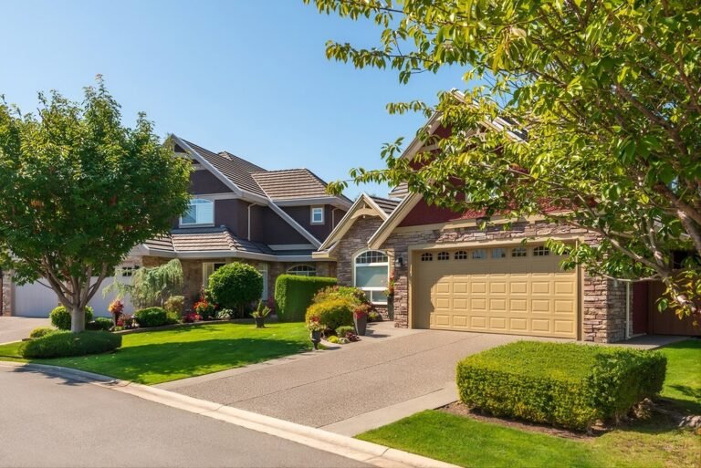 Casa moderna en venta en Puebla con jardín amplio, cochera para dos autos y fachada residencial en zona exclusiva