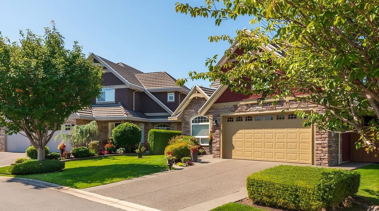 Casa moderna en venta en Puebla con jardín amplio, cochera para dos autos y fachada residencial en zona exclusiva