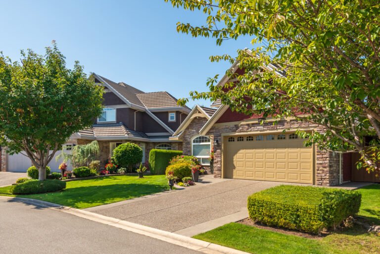 Casa moderna en venta en Puebla con jardín amplio, cochera para dos autos y fachada residencial en zona exclusiva