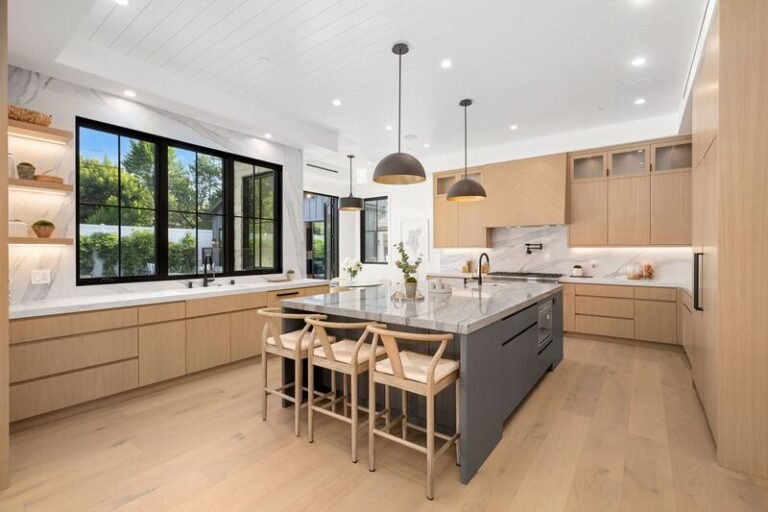 Cocina integral moderna con barra desayunador en casa en venta en Puebla