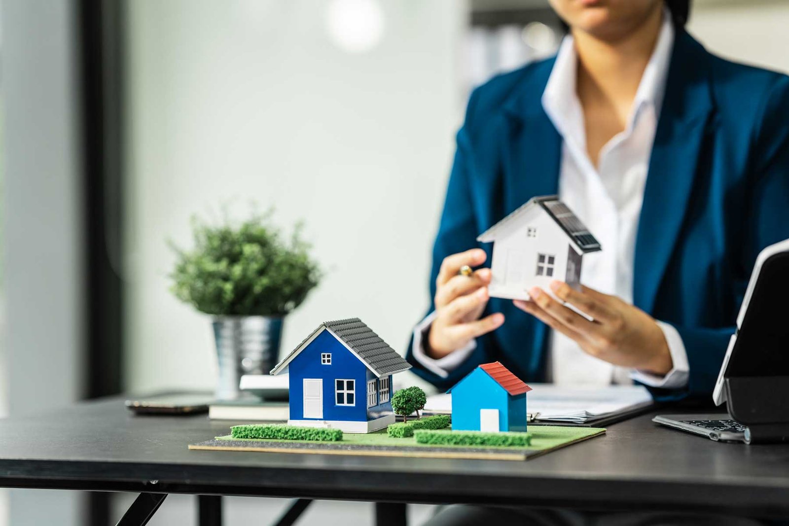 persona mostrando la venta de una casa